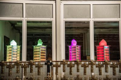 EXKLUSIVE Flammenbilder! Pluederhausen: Flammen schlagen aus Kristall-Ausstellung von Thomas G. Hornauer